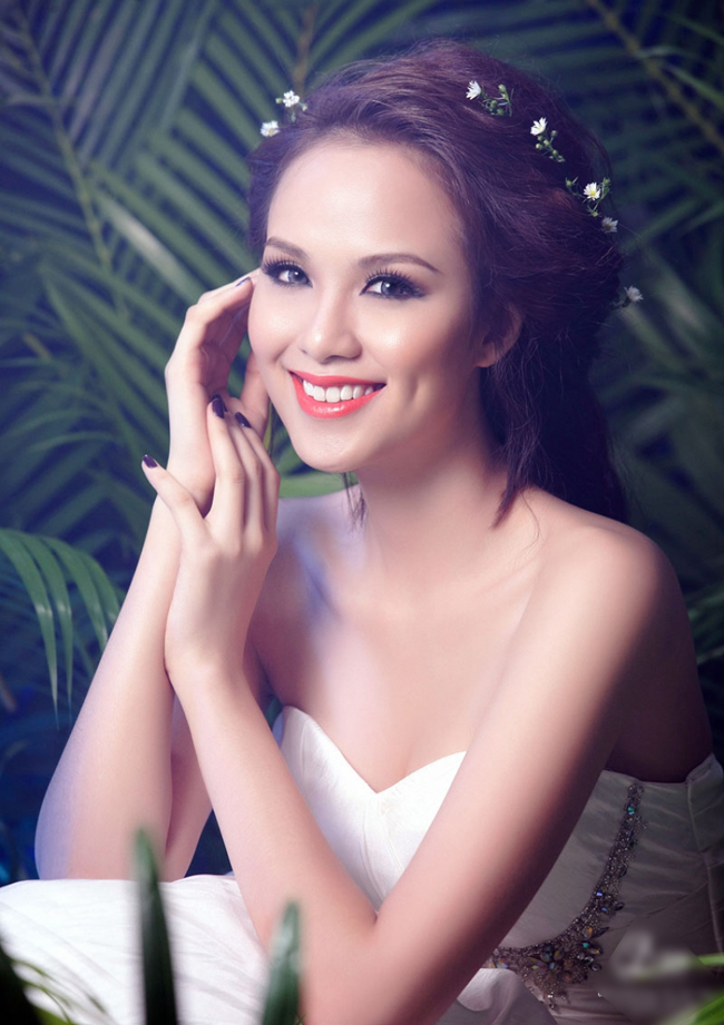 Hoa hậu Diễm Hương xinh đẹp như một nữ thần.